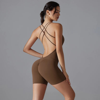 Brauner Yoga-Overall mit kurzem Hosenbein und gekreuzten Rückenbändern