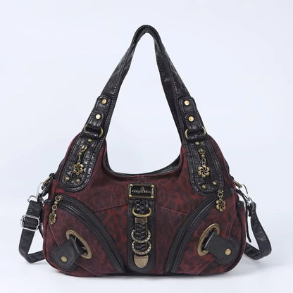 Weinrote Handtasche mit Leopardenoptik, Tragegriffen, Metallverschluss, Frontfächern und Schulterriemen.