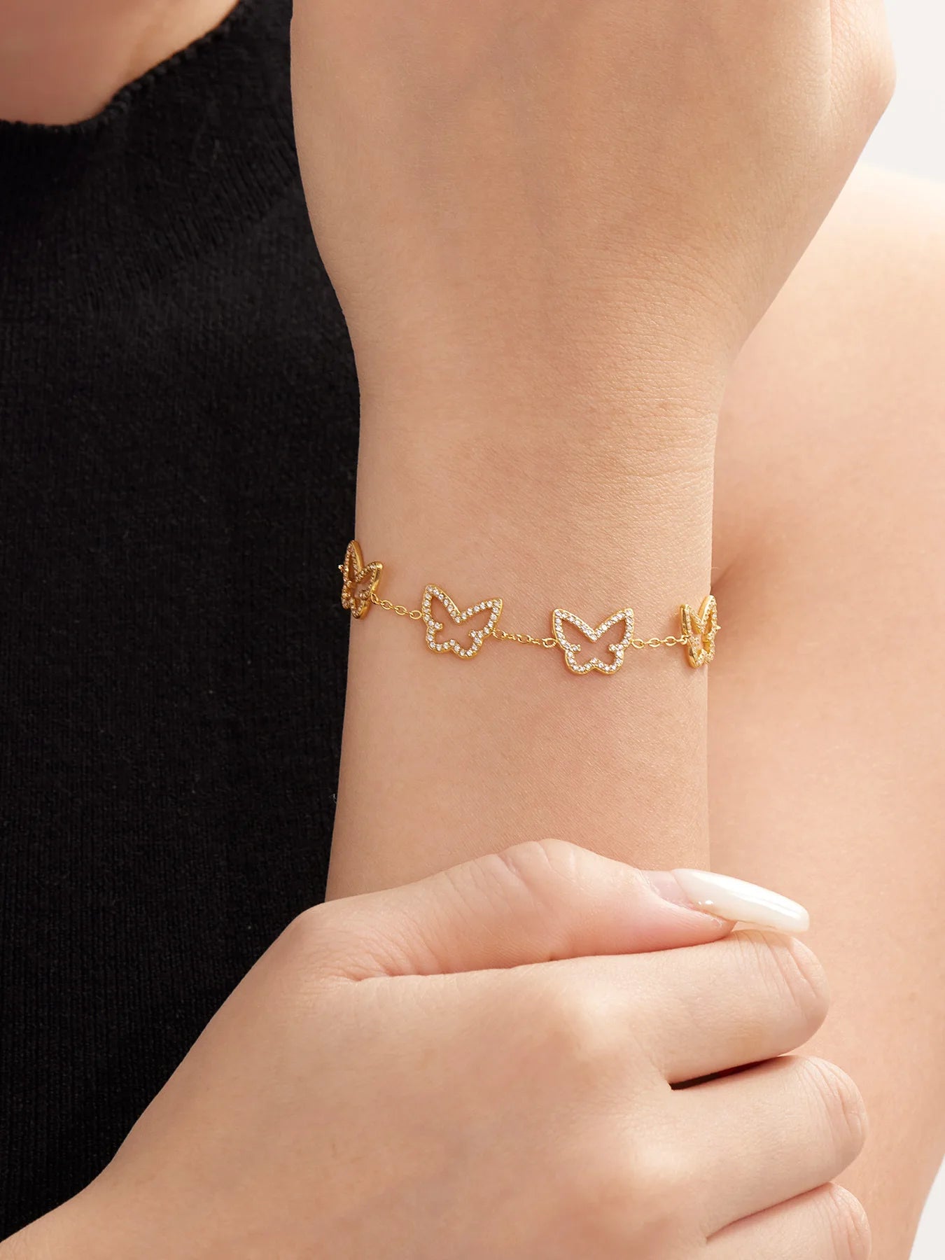 Damen-Charm-Armband mit Herzschleife und Zirkonia
