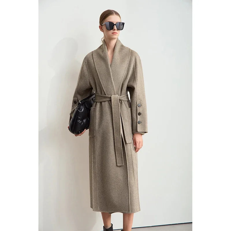 Damen Wollmantel im minimalistischen Stil mit Gürtel und Taschen