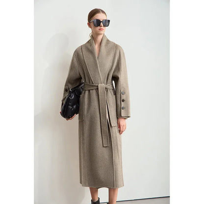 Damen Wollmantel im minimalistischen Stil mit Gürtel und Taschen