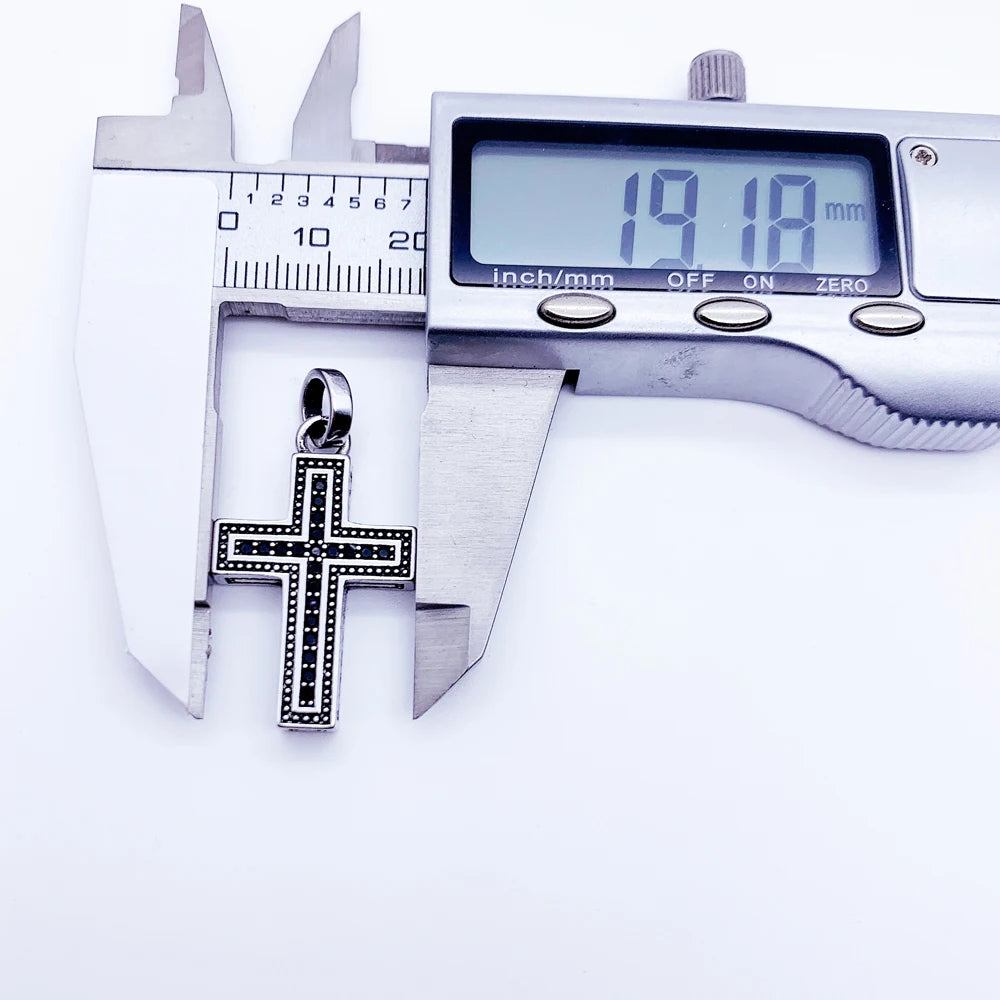 Kreuz-Anhänger aus 925 Sterlingsilber mit Zierstein-Kreuz, neben Messschieber