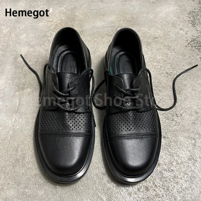 Schwarze Lederschnürschuhe, rundes Vorderteil mit Lochmuster und flacher Sohle