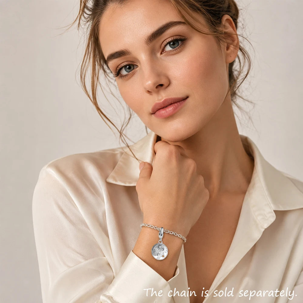 Silberner Armband-Anhänger mit rundem Iglu-Motiv am Handgelenk