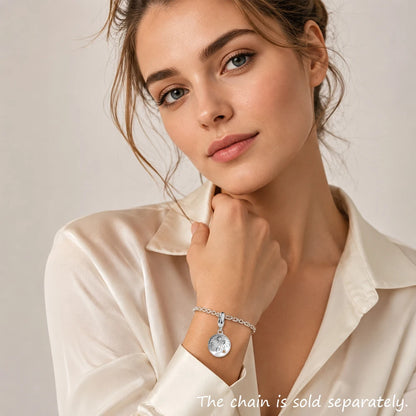 Silberner Armband-Anhänger mit rundem Iglu-Motiv am Handgelenk