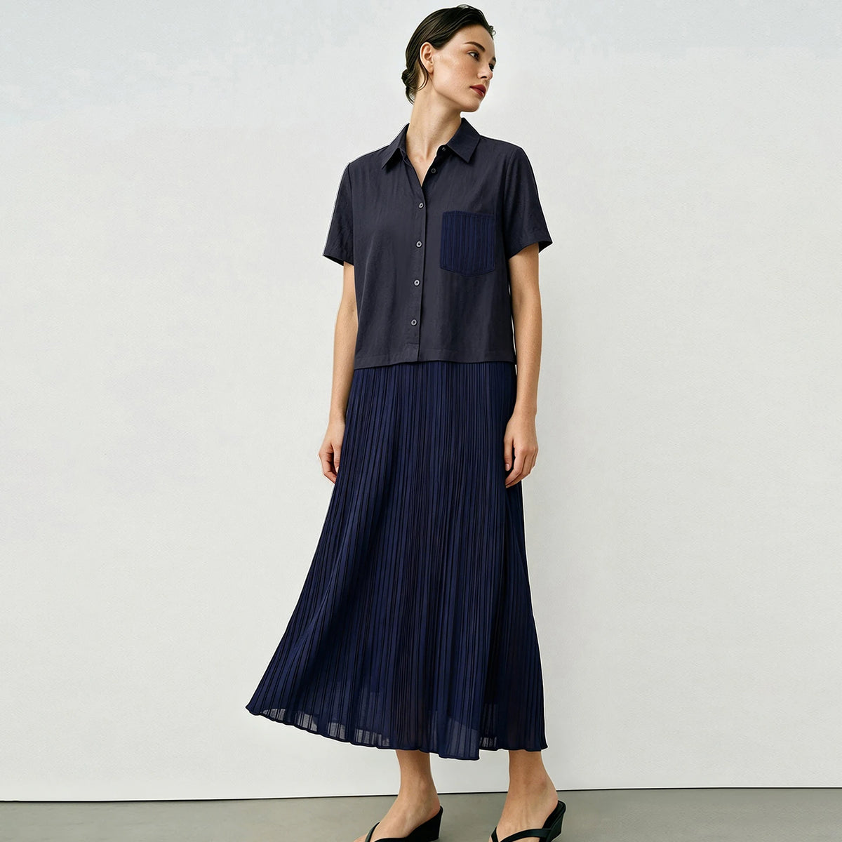Damen-Midikleid mit Reverskragen, Kurzarmhemdoptik und plissiertem Midirock