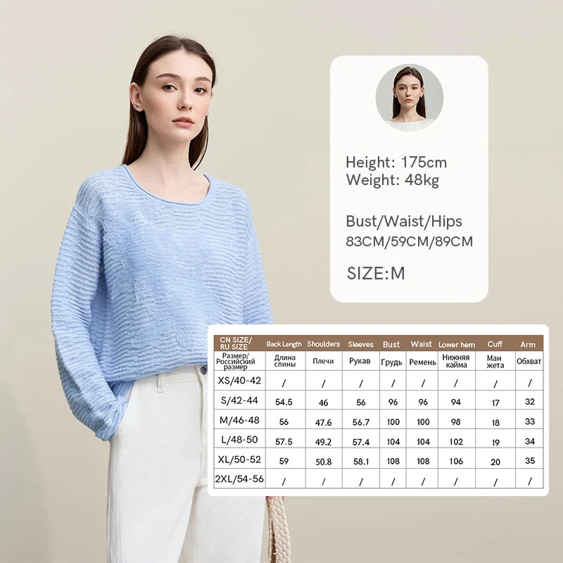 Hellblauer Strickpullover mit Rundhalsausschnitt, langen Ärmeln und übersetzten Schultern