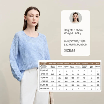 Hellblauer Strickpullover mit Rundhalsausschnitt, langen Ärmeln und übersetzten Schultern