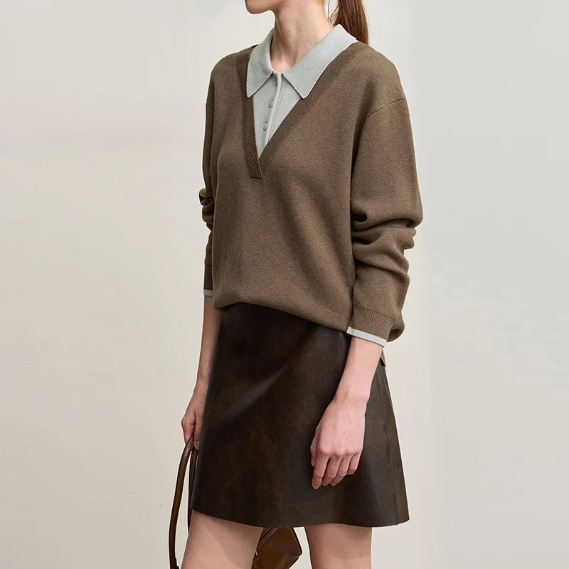 Damenpullover mit V-Ausschnitt, braun mit hellem Kragen und Knopfleiste