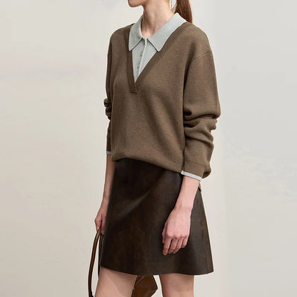 Damenpullover mit V-Ausschnitt, braun mit hellem Kragen und Knopfleiste