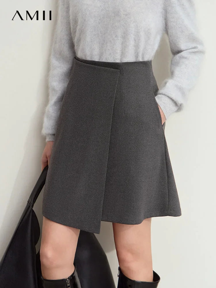 Asymmetrischer Damenrock, grauer hoher Bund, weiter Fall mit asymmetrischem Saum