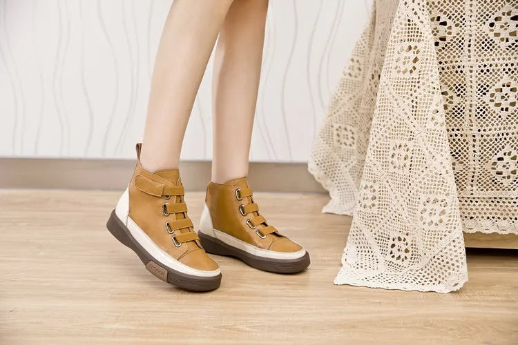 Damen-Schnürstiefelette aus Leder, gelb, flache Plateausohle, Zierösen