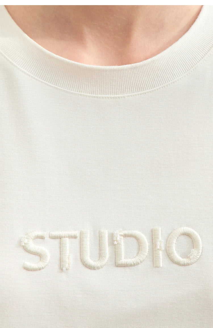 Damen T-Shirt mit elastischen Flare-Ärmeln und Perlen-Stickerei im minimalistischen Stil