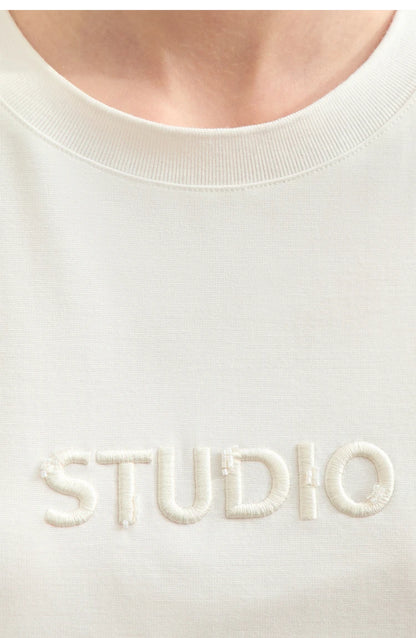 Damen T-Shirt mit elastischen Flare-Ärmeln und Perlen-Stickerei im minimalistischen Stil