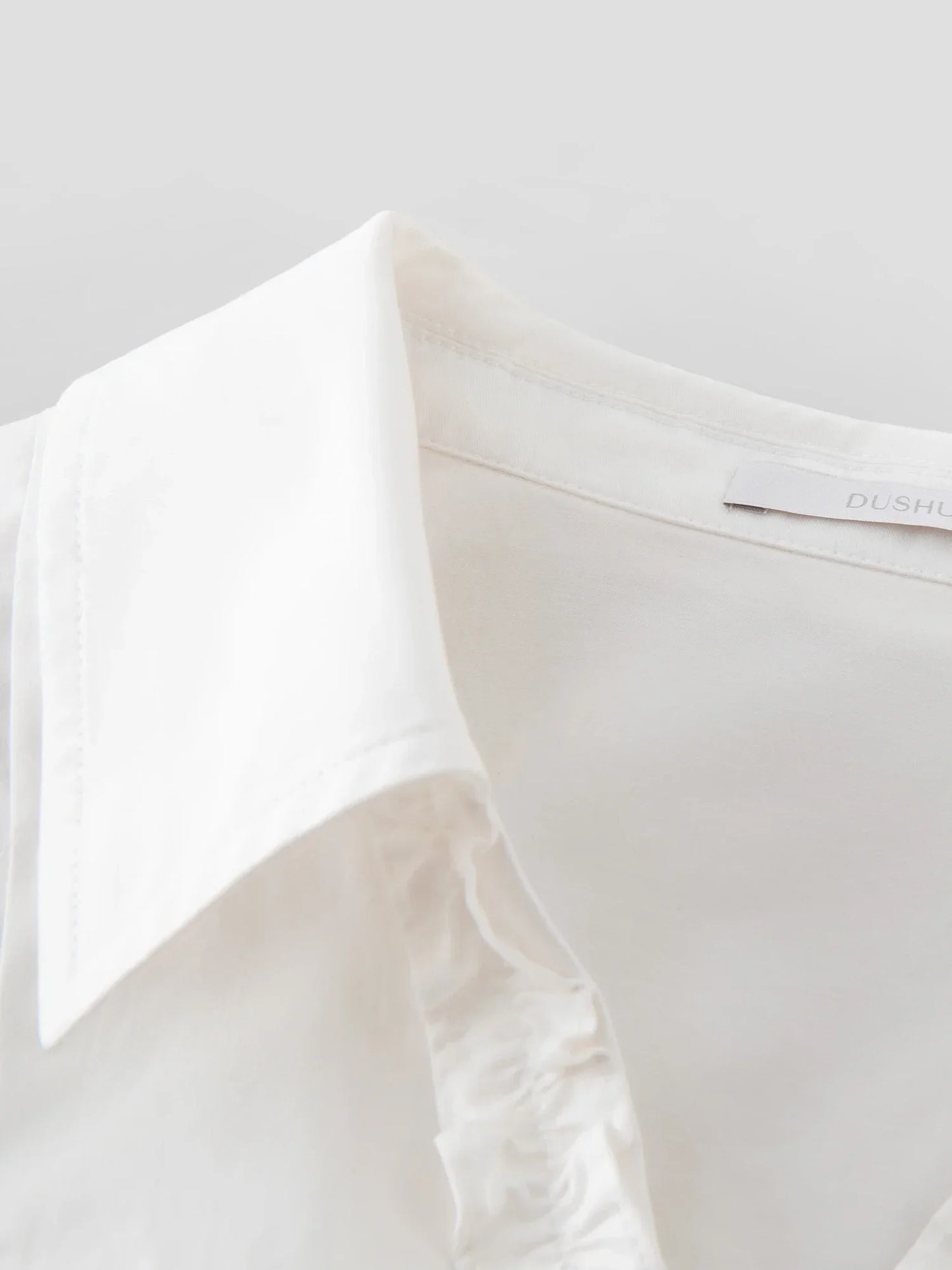 Sommerliches Damen-Temperament-Shirt mit V-Ausschnitt im französischen Stil – vielseitig kombinierbar und locker geschnitten