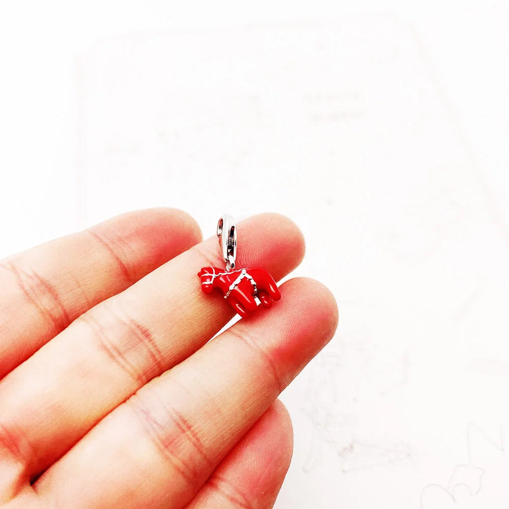 Pferde-Charm in der Hand: rot emailliertes Pferd mit 925-Sterlingsilber-Öse