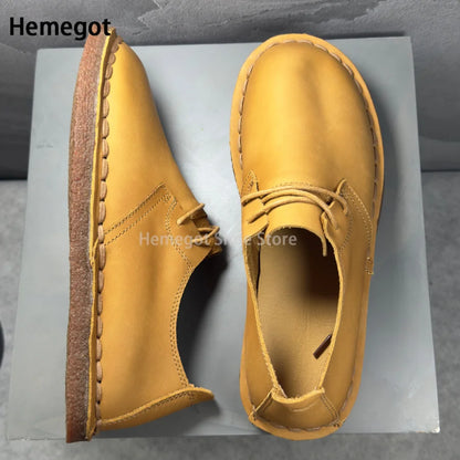 Herren-Leder-Sneaker in Gelb mit Schnürung und genähter Laufsohle, seitliche Ansicht