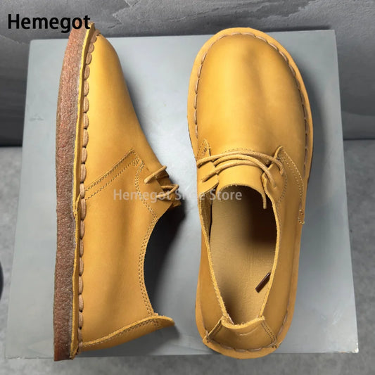 Herren-Leder-Sneaker in Gelb mit Schnürung und genähter Laufsohle, seitliche Ansicht