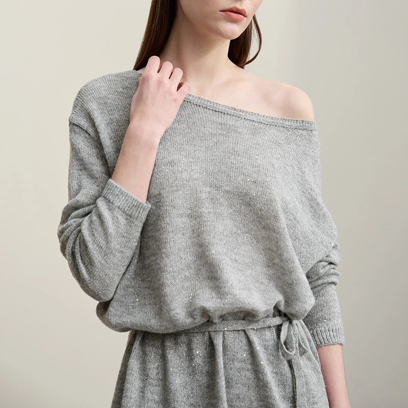 Grauer Strickpullover mit weitem Off-Shoulder-Ausschnitt und langen Ärmeln