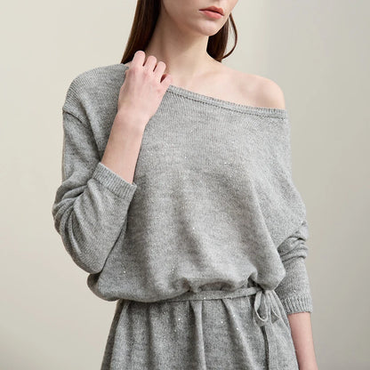 Grauer Strickpullover mit weitem Off-Shoulder-Ausschnitt und langen Ärmeln