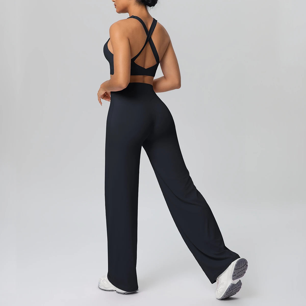 Athletik-Yoga-Set mit Brustpads in Schwarz: Rückenkreuz-Top und weite Yoga-Hose
