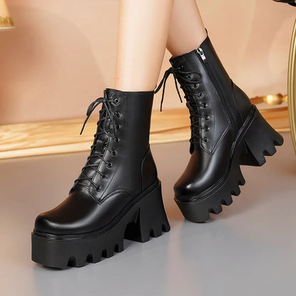 Schwarze Ankle-Boots mit Schnürung, dicker Profilsohle und hoher Plattform