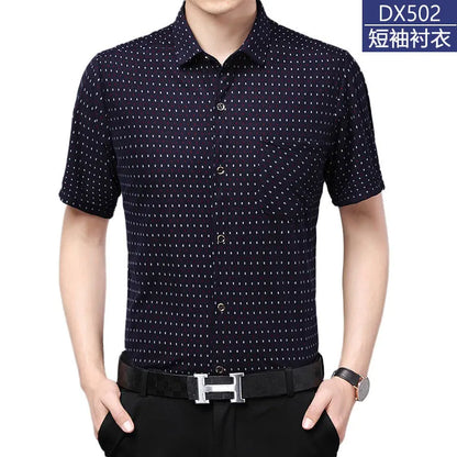 Leichtes Herren-Poloshirt aus Eisseide mit kurzen Ärmeln und klassischem Kragen in einfarbigem Design.