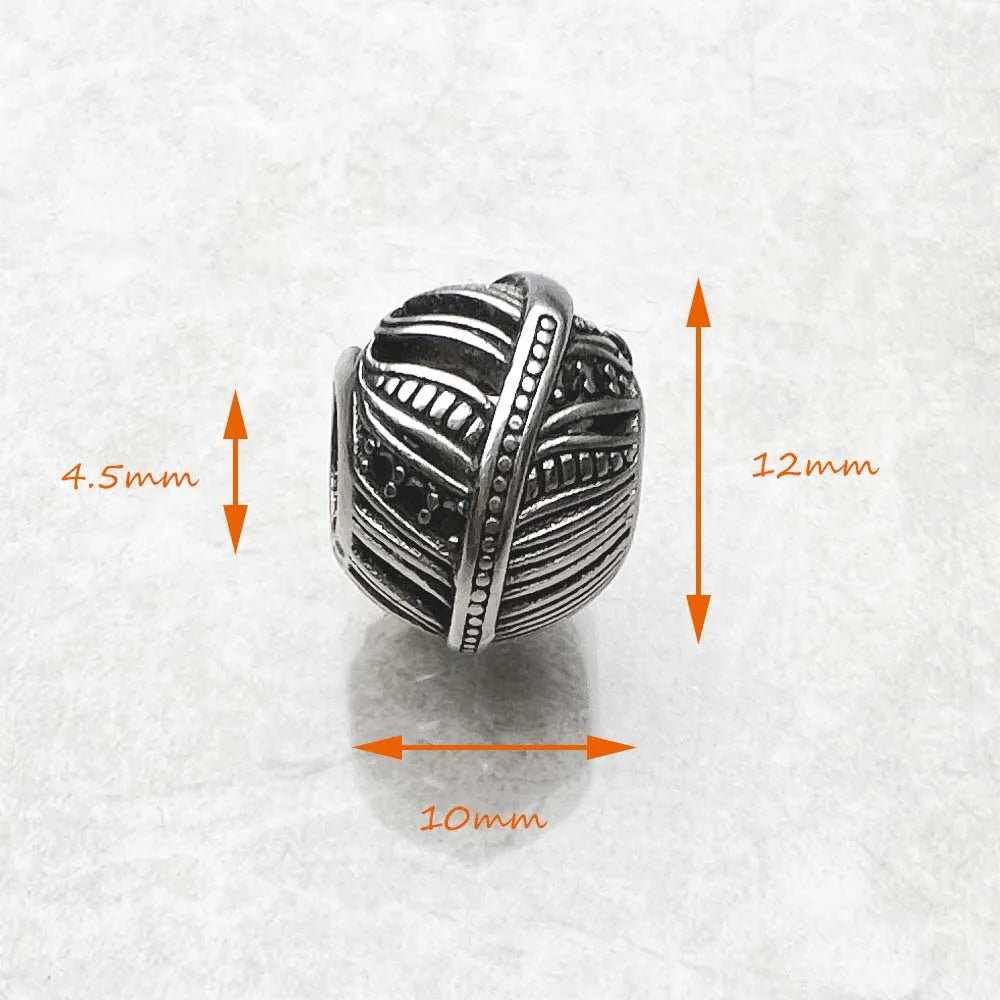 Silberner Feder-Charm mit schwarzem Relief, Maße 4,5 x 12 mm (Umfang/Detail 10 mm)