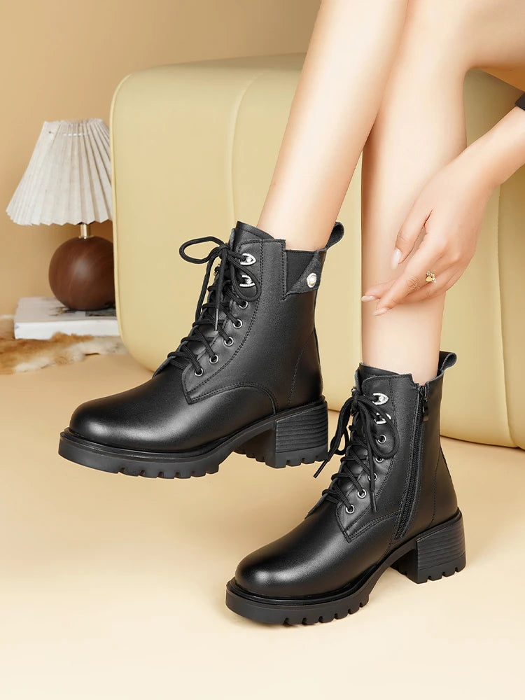 Schwarze Stiefeletten mit Schnürsenkeln, Blockabsatz und kuscheligem Innenfutter