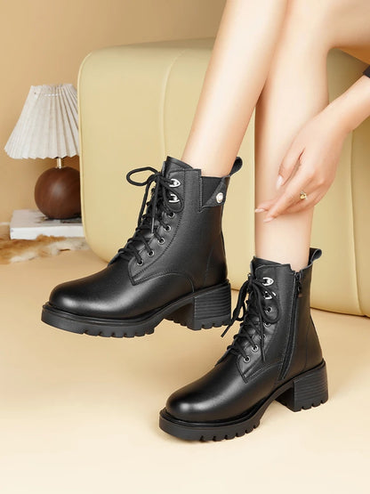Schwarze Stiefeletten mit Schnürsenkeln, Blockabsatz und kuscheligem Innenfutter