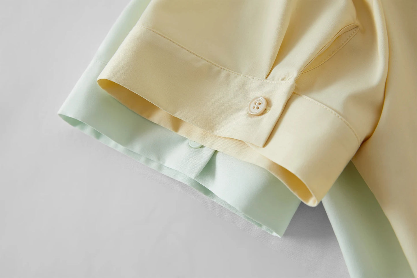 Kurzärmeliges Patchwork-T-Shirt mit Kontrastfarben und Karomuster – modischer Allrounder für den Sommer.