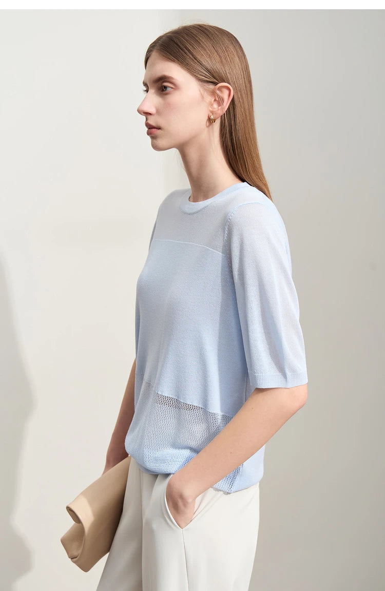 Hellblauer Damen-Strickpullover mit Rundhalsausschnitt und kurzen Ärmeln, Seitenansicht