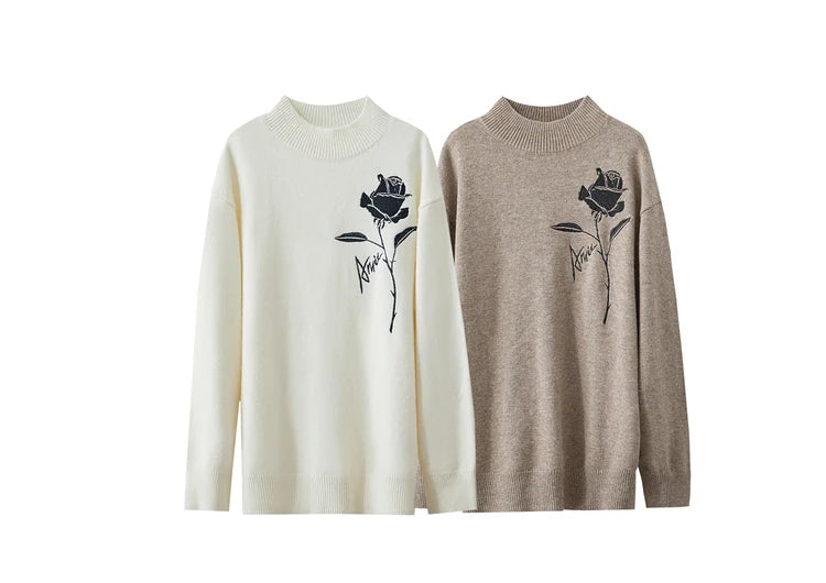 Zwei Pullover-Ansichten: Hellbeige und Camel mit Rosenstickerei auf der Vorderseite