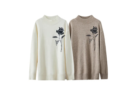 Zwei Pullover-Ansichten: Hellbeige und Camel mit Rosenstickerei auf der Vorderseite