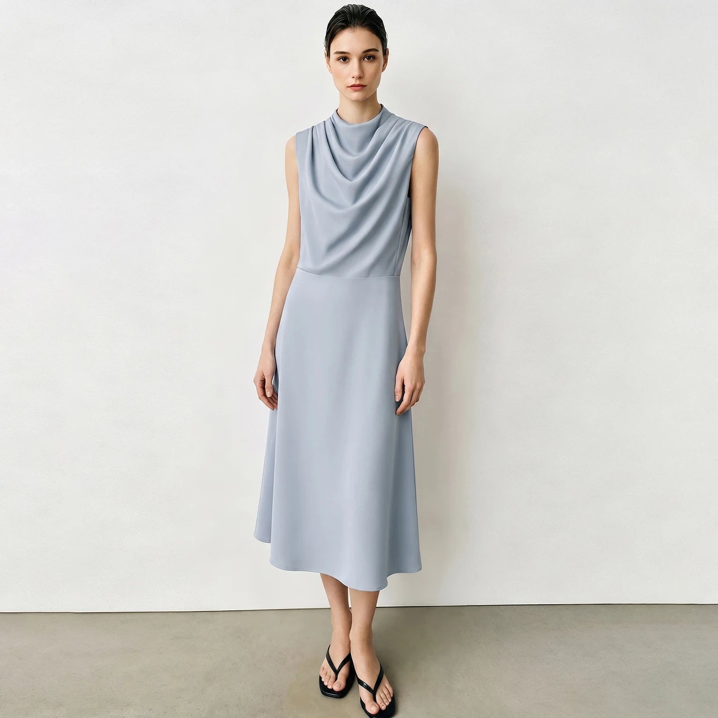 Elegantes Damenkleid Mit Wasserfallausschnitt Für Berufsfrau