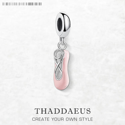 Baumelnder Ballettschuh-Anhänger aus 925er Sterlingsilber mit rosa Emaille, Vorderansicht