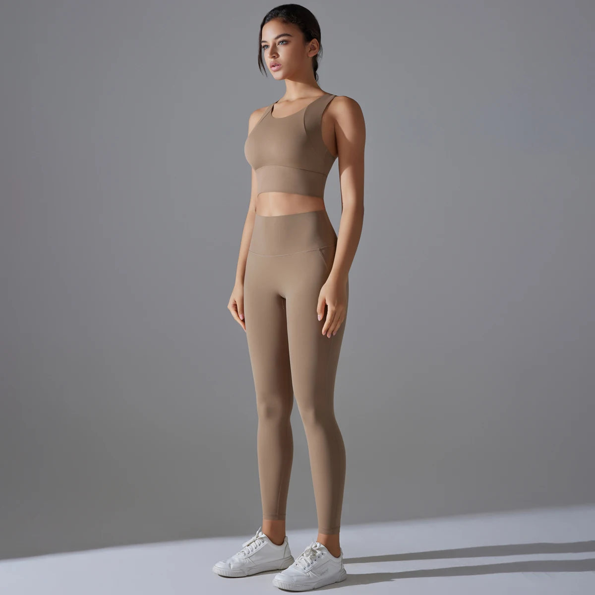 Damen-Yoga-Set in Hellbeige: ärmelloses Crop-Top und lange Laufhose, figurbetont