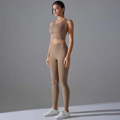 Damen-Yoga-Set in Hellbeige: ärmelloses Crop-Top und lange Laufhose, figurbetont