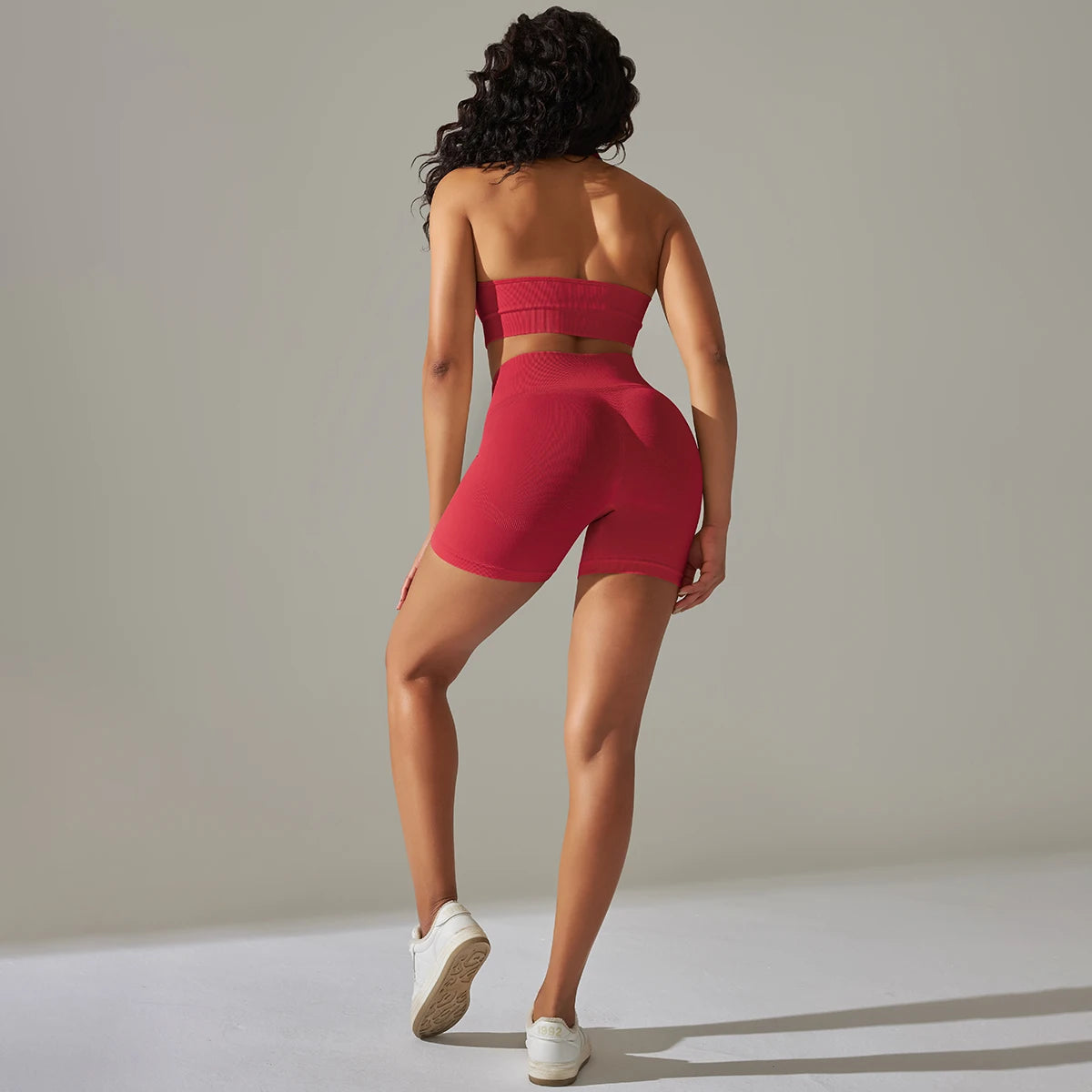 Nahtloses Damen-Yoga-Set: ärmelloses Top und Biker-Shorts in Rot