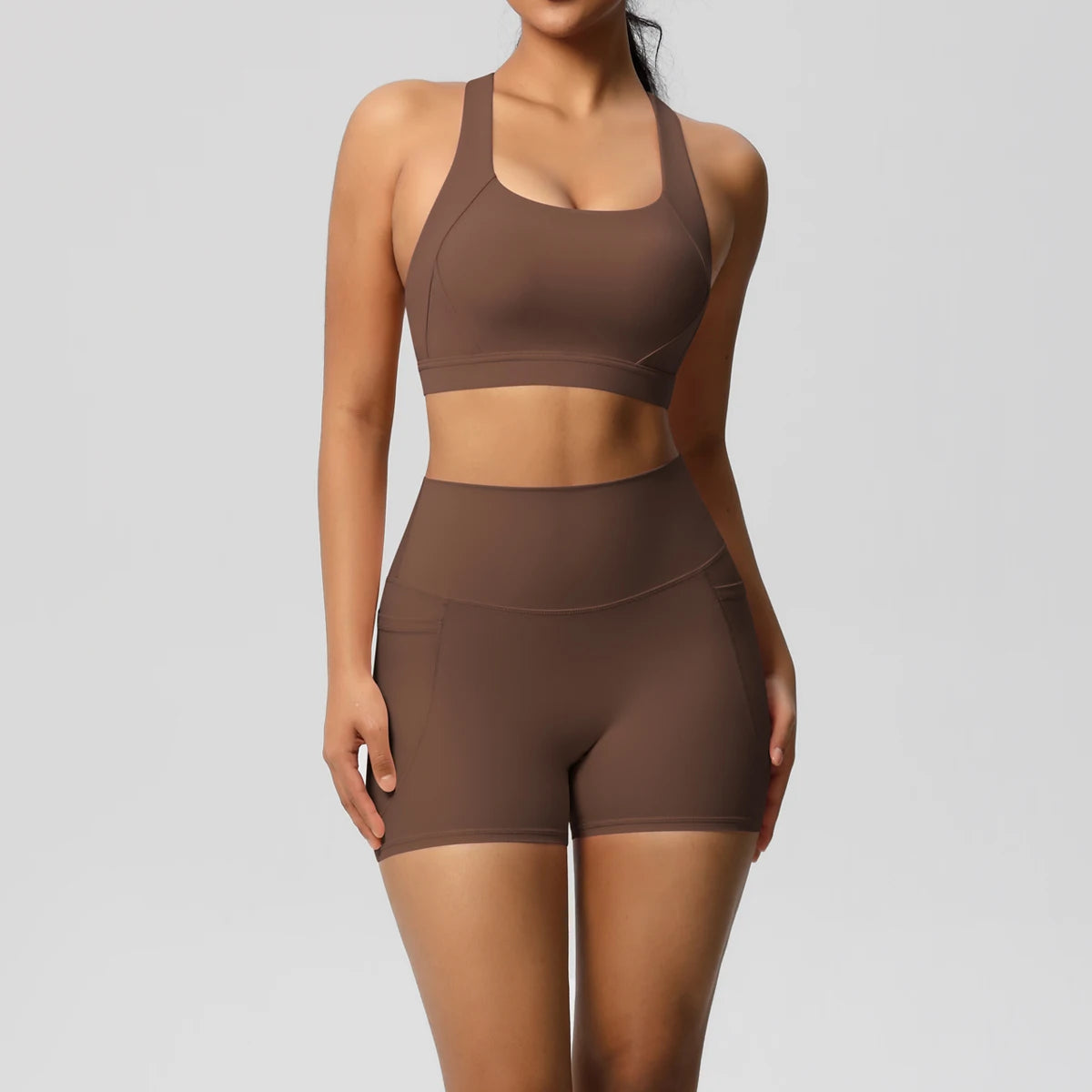 Damen-Yogaset in Dunkelbraun: Sport-BH mit breiten Trägern und kurze Shorts im Set