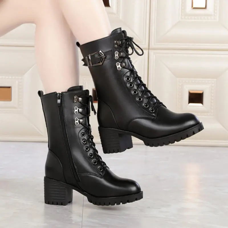 Schwarze Schnürstiefeletten mit Gurt-Detail am Schaft und grobem Profil, Blockabsatz
