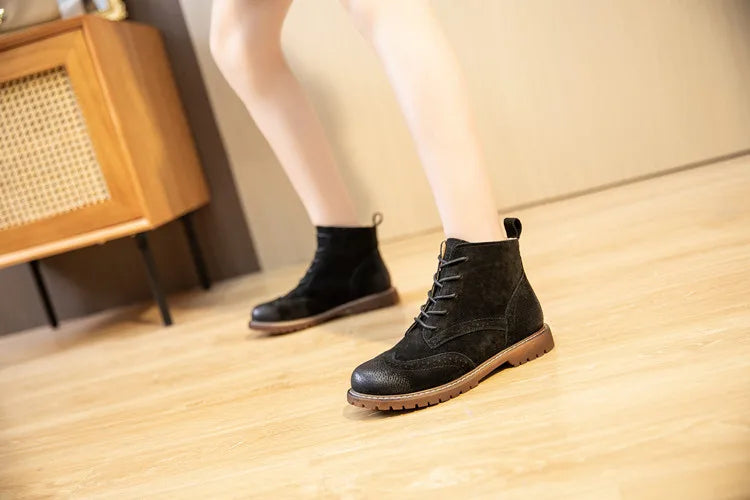 Schnürstiefelette mit flachem Absatz, dunkles Obermaterial, rundlicher Zehenbereich