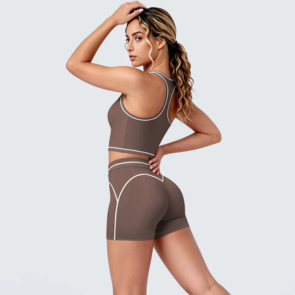 Damen-Yoga-Set braun mit hellen Linien, seitliche Rückansicht, Racerback-Top und Shorts