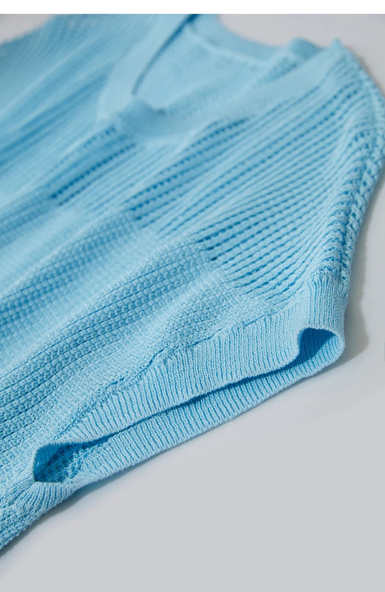 Damen-Wollstrickpullover hellblau, gerippter Saum und Bündchen, feines Lochstrickmuster.