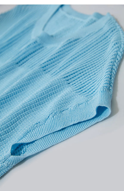 Damen-Wollstrickpullover hellblau, gerippter Saum und Bündchen, feines Lochstrickmuster.