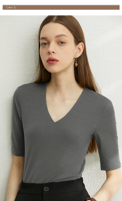 Damen T-Shirt im Minimalismus-Stil mit V-Ausschnitt und halben Ärmeln