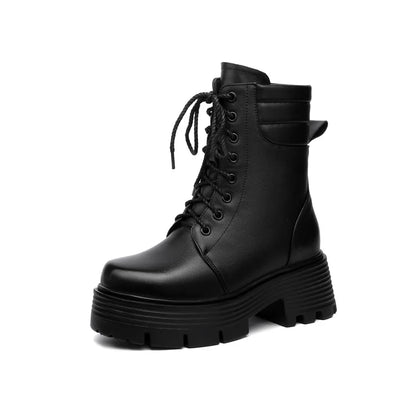 Schwarzer Damen-Winterstiefel mit Schnürung, Plateau-Sohle und kurzer, hoher Stulpe