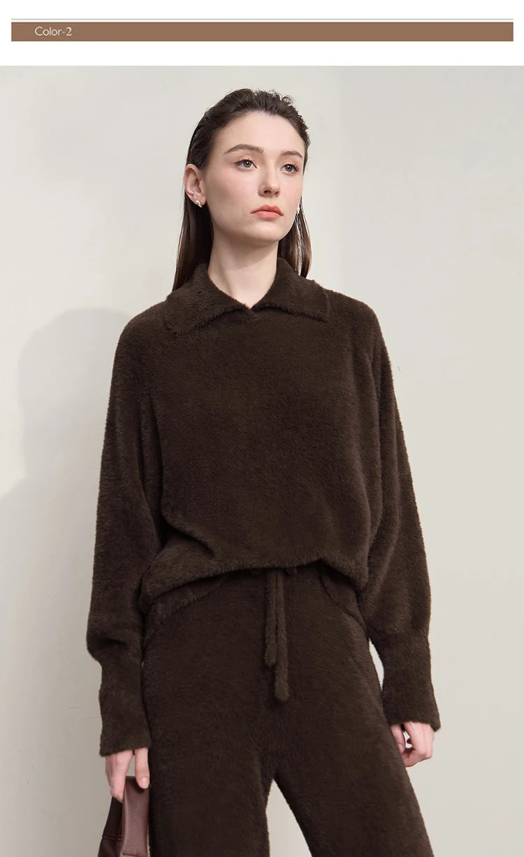 Damen-Set: dunkelbrauner Langarm-Pullover mit Kragen und passender Hose