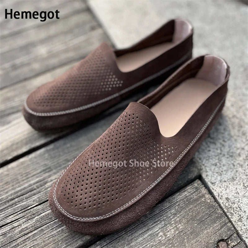 Herren-Slipper, Slip-On aus dunkelbraunem Leder mit Lochmuster und abgesetzter Sohle.