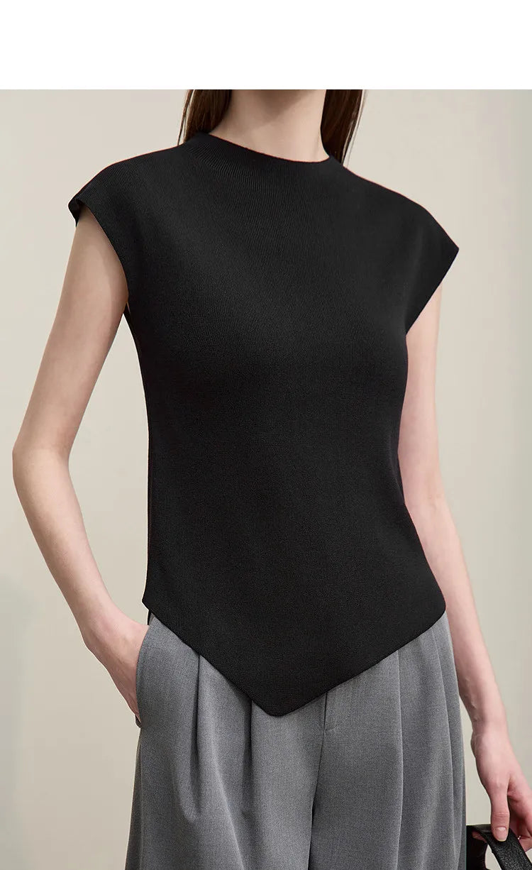 Schwarzes Stricktop mit Mock Neck, kurzarm und asymmetrischem Saum, schmal geschnitten